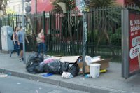 Zähe Weiterfahrt durch Santiago, überall stapelt sich der Müll, 5 Tage später werden die Berge noch größer sein.